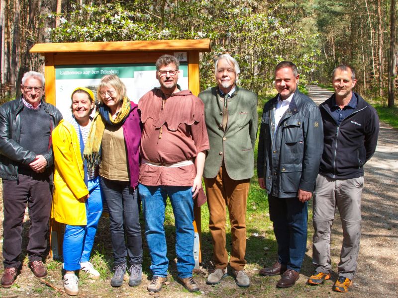 Im Bild von links nach rechts: Dr. Georg Krauß, 2. Bürgermeister Cadolzburg Gudrun Nasa, 1. Voristzende Heimatverein Langenzenn Brunhild Holst, 2. Vorsitzende Heimatverein Cadolzburg Frank Flohr, Flohreus Rainer Graf von Seckendorff Bernd Obst, Landrat und Schirmherr Jürgen Habel, 1. Bürgermeister Langenzenn