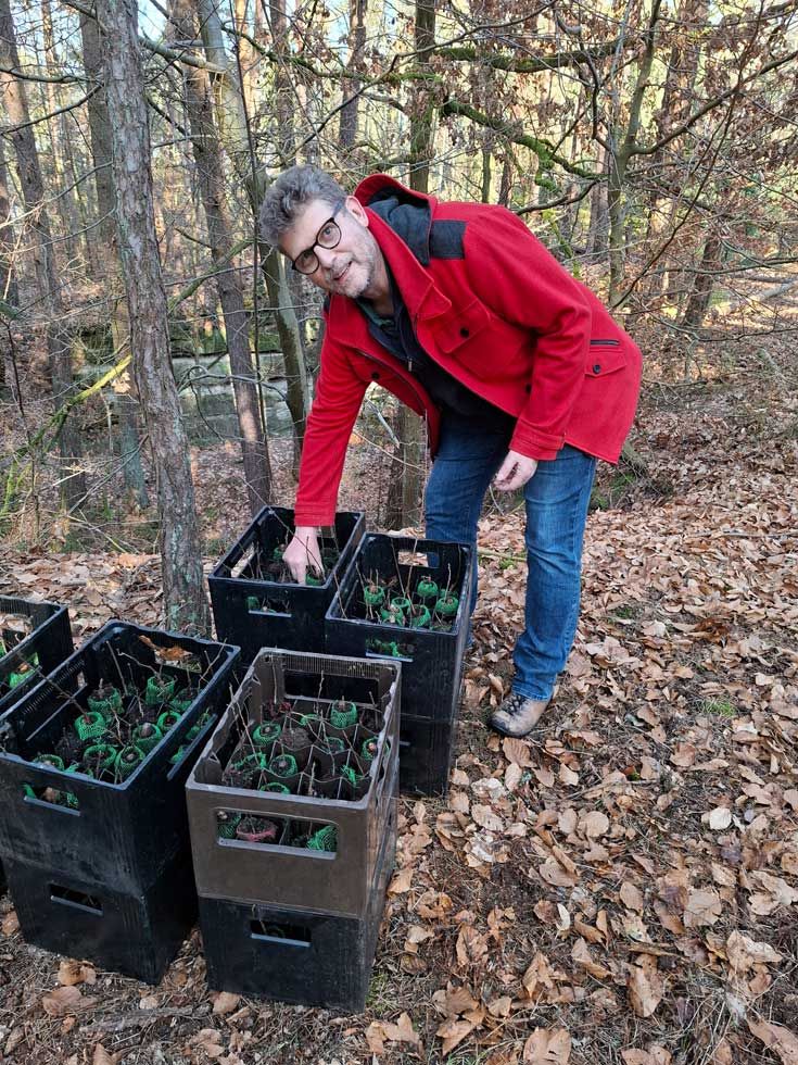 Frank Flohr mit Pflanzpatronen in Kisten