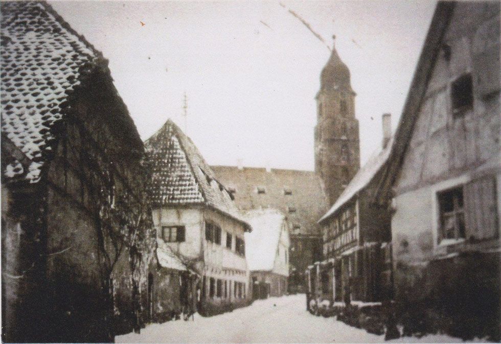 Scheune der Zinszahlung auf der linken Seite. Rechts ebenfalls alte Gebäude, vorne mittig das Kloster mit Glockenturm.