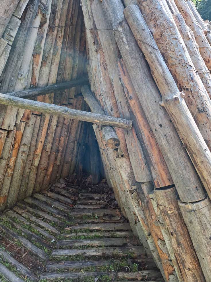 Holz pyramidenhaft angeordnet mit Blick ins Innere